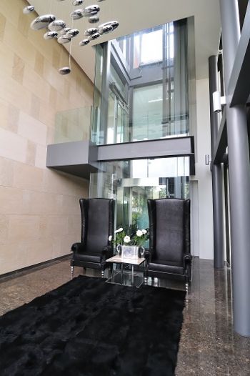 Những kinh nghiệm khi đi thang máy bạn nên biết