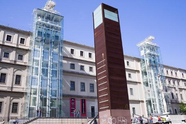 Thang máy kính ngoài trởi tại bảo tàng Tây Ban Nha