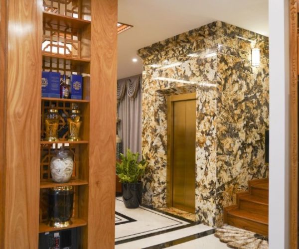 Mẫu cửa thang máy kết hợp với đá marble hiện đại, ấn tượng