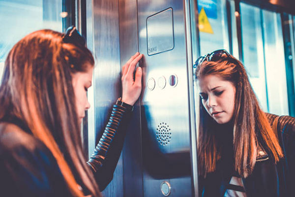 đi thang máy bị chóng mặt có nguy hiểm không