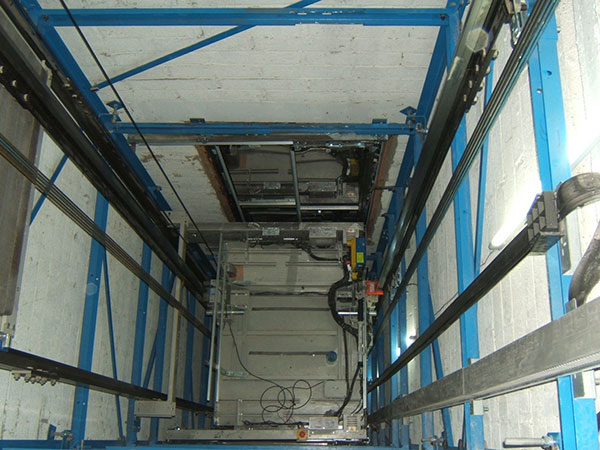 khung thép thang máy là gì