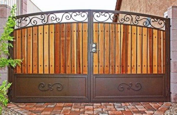 mẫu cổng gỗ kết hợp sắt nhà phố 5m