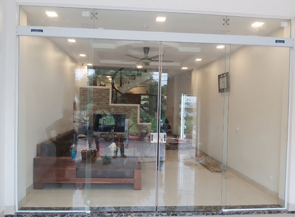 mẫu cửa kính cường lực hiện đại