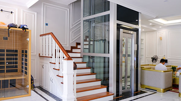 mẫu thang bộ ôm thang máy hiện đại