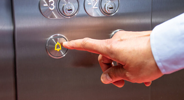 cách xử lý thang máy khi gặp sự cố