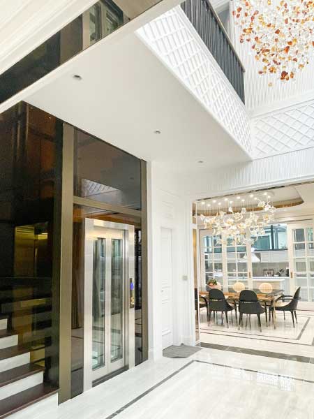 Thang máy kính màu trà tại biệt thự